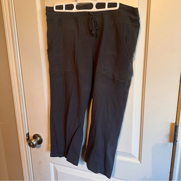 Eddie Bauer Size L dark grey capri sweatpants like - Picture 3 of 7